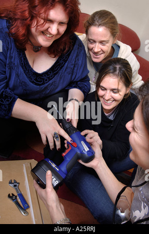 Le donne a guardare una dimostrazione a un partito strumenti REGNO UNITO Foto Stock