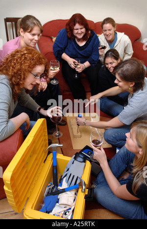 Le donne a guardare una dimostrazione a un partito strumenti REGNO UNITO Foto Stock