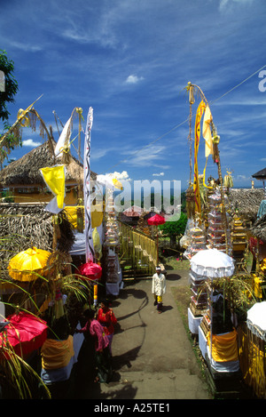 Adoratori alla cerimonia nel tempio Batur Bali Indonesia Foto Stock