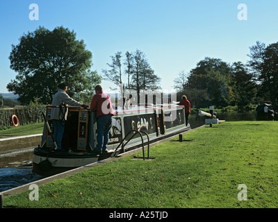 CANAL strette in barca TRIGG di bloccare il viaggio verso sud su Wey navigazione. Sutton Surrey verde Inghilterra REGNO UNITO Foto Stock