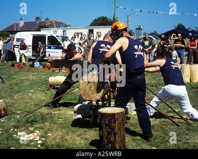 AMLWCH BIENNALE VIKING FESTIVAL Gwynedd Axmen passo due uomo albero segare abilità contro sega a catena. Anglesey North Wales UK Foto Stock