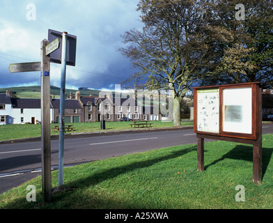 Inizio fine di Pennine Way information board segno da villaggio verde sono anche su St Cuthbert's Way. Kirk Yetholm Foto Stock