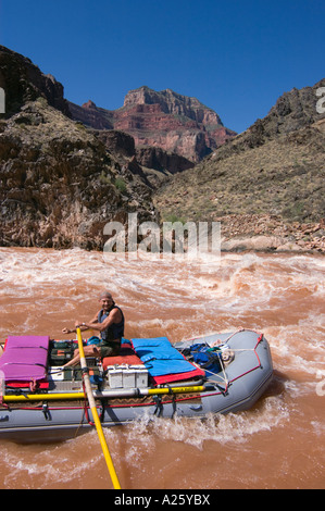 Rafters brave CRYSTAL rapida una classe 9 con un 17 foot drop a mile 98 lungo il Fiume Colorado e il GRAND CANYON ARIZONA Foto Stock