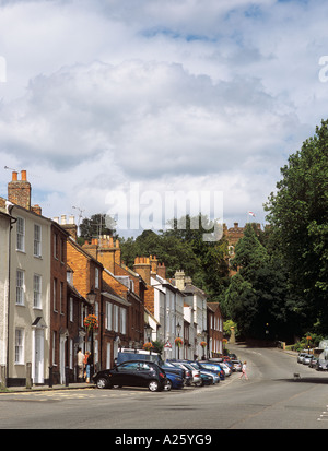 Visualizzare fino CASTLE STREET foderato con edifici in stile georgiano dominato dal XII secolo il castello. Farnham Surrey in Inghilterra REGNO UNITO Foto Stock