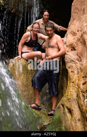 Gli escursionisti nuotare in arco reale Creek presso gli elfi CHASM una magica cascata a mile 117 lungo il Fiume Colorado GRAND CANYON ARIZONA Foto Stock