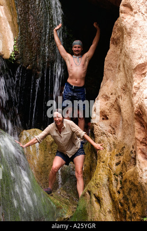 Gli escursionisti nuotare in arco reale Creek presso gli elfi CHASM una magica cascata a mile 117 lungo il Fiume Colorado GRAND CANYON ARIZONA Foto Stock