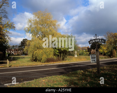 Segno del villaggio dall'A25 con il villaggio verde e uno stagno al di là della strada Buckland Surrey in Inghilterra REGNO UNITO Foto Stock