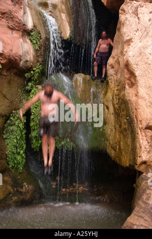 Gli escursionisti nuotare in arco reale Creek presso gli elfi CHASM una magica cascata a mile 117 lungo il Fiume Colorado GRAND CANYON ARIZONA Foto Stock