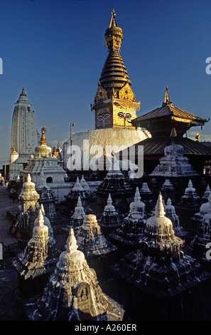 SWAYAMBHUNATH STUPA si siede su un sacro sito KATHAMANDU 2500 anni di Buddha e uno sguardo in 4 direzioni Foto Stock