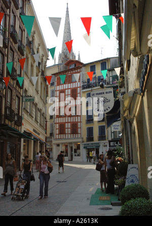 Vista caratteristica di Backstreet di Bayonne centro citta' Aquitaine Sudovest della Francia Europa Foto Stock