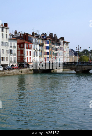 Vista panoramica di case colorate sul fiume Nive Bayonne Aquitaine Sudovest della Francia Europa Foto Stock