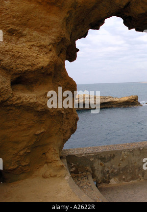 Vista panoramica sul lungomare di Biarritz dal foro di grotta costa basca Aquitaine Golfe de Gascogne Golfo di Biscaglia Sudovest della Francia Europa Foto Stock