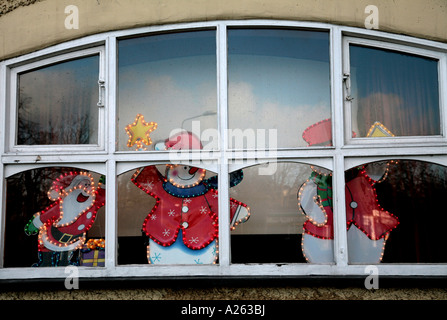 Display di natale nella finestra di pub Foto Stock