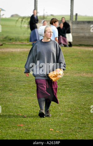 I bambini giocano in schoolyard Amish lifestyle in ed intorno a Sugarcreek e Millersburg Ohio OH Foto Stock