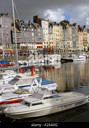 Vista caratteristica di Honfleur Porto vecchio canale inglese La Manche Normandia Normandie Nord Ovest della Francia Europa Foto Stock
