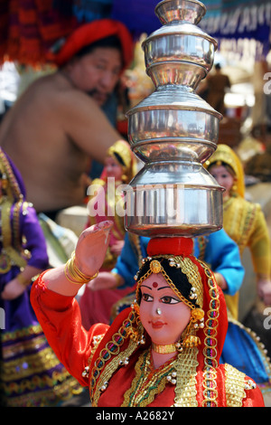 Il settimanale di Anjuna Market in Goa ornamenti per la vendita illustrano Indian onorevoli colleghe che trasportano silver vasi d'acqua Foto Stock