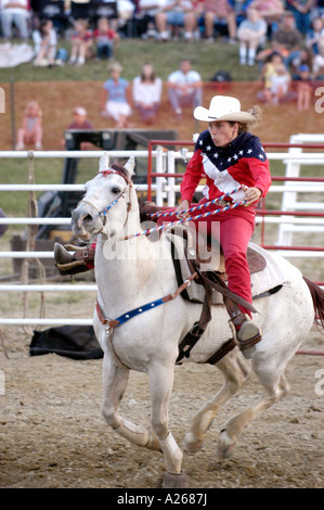 Cowboy femmina competere nel Rodeo canna la concorrenza Foto Stock