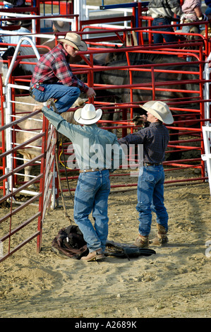 I cowboys rilassarsi prima di partecipare a un evento di rodeo Foto Stock
