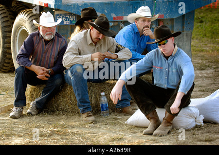I cowboys rilassarsi prima di partecipare a un evento di rodeo Foto Stock