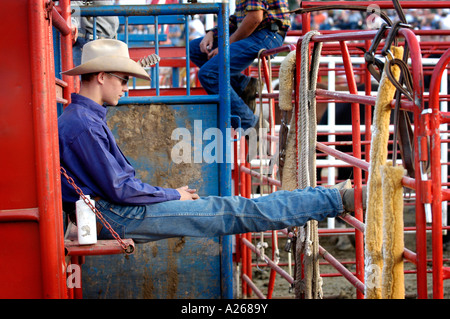 I cowboys rilassarsi prima di partecipare a un evento di rodeo Foto Stock