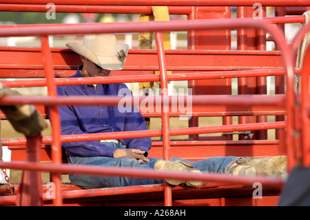 I cowboys rilassarsi prima di partecipare a un evento di rodeo Foto Stock