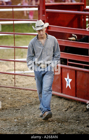 I cowboys rilassarsi prima di partecipare a un evento di rodeo Foto Stock