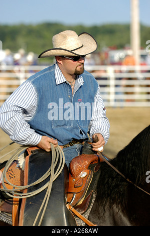 I cowboys rilassarsi prima di partecipare a un evento di rodeo Foto Stock