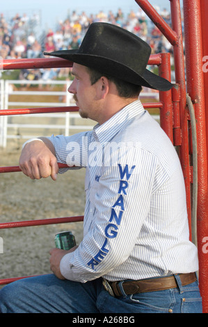 I cowboys rilassarsi prima di partecipare a un evento di rodeo Foto Stock