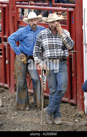 I cowboys rilassarsi prima di partecipare a un evento di rodeo Foto Stock