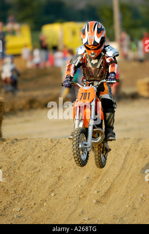 Colorato motociclista partecipare in una pista di motocross bike race Foto Stock