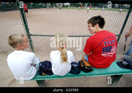 Da 5 a 7 anni i bambini e le bambine prese lezioni di baseball da essere introdotti a sfera T little League Foto Stock