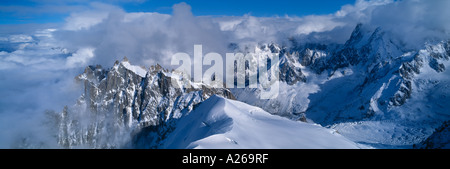 Francese Italiano Alpi dal Aiguelle de Midi vicino a Chamonix Francia Europa Foto Stock