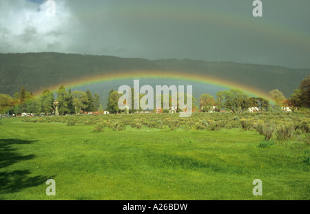 Rainbow nel gigantesco parco nazionale di Yellowstone Foto Stock