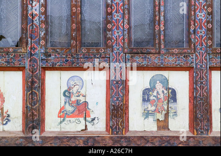 La pittura tradizionale su una parete esterna della Gangtey Gompa monastero nel Bhutan Foto Stock