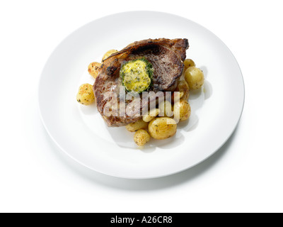 La bistecca e le patate tagliano il riflesso sullo sfondo bianco Foto Stock
