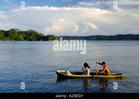 Guaymi marito e moglie in barca tradizionale, Isola Bastimentos, Bocas del Toro arcipelago, Panama, America Centrale Foto Stock