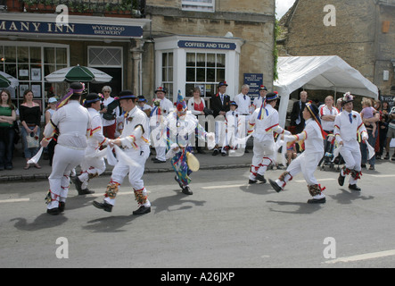 Il tradizionale Bampton Morris uomini ballare al di fuori del Romany Inn durante l annuale spring bank holiday tour del villaggio Foto Stock