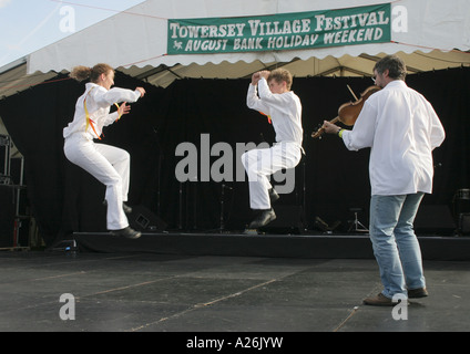 Ballerini da Morris prole di eseguire una doppia maschera all'accompanement di Chris Wood Foto Stock