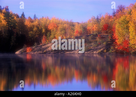 La riva del lago di Simon con aceri e betulle nel picco Colore di autunno, maggiore Sudbury, Ontario, Canada Foto Stock