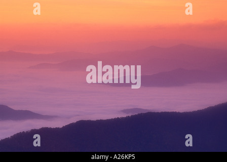 Carolina del Nord le creste della montagna passando da nebbia di mattina all'alba da Clingman della cupola di s. Foto Stock