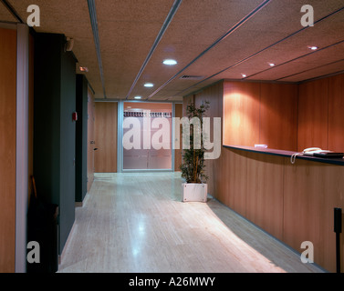 Vista di un eclettico corridoio all'interno di un edificio per uffici Foto Stock