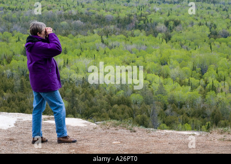 Foresta di primavera e escursionista dal punto di vista sulla tazza e piattino trail isola Manitoulin Ontario Foto Stock