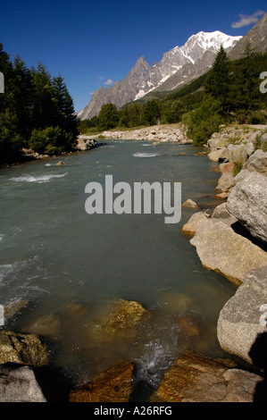 Flusso in Val Ferret, Alpi Italiane, Italia, Europa Foto Stock