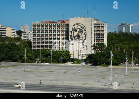 Ministero degli Interni in acciaio con la replica della mitica foto di Ernesto Che Guevara in Piazza della Rivoluzione, Vedado, Havana, Cuba Foto Stock