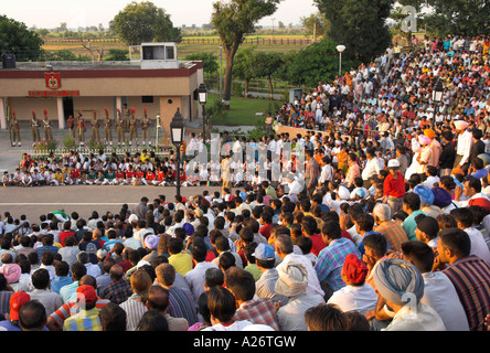 India Pakistan Wagha Border Crossing cerimonia di chiusura delle saracinesche folla seduto sul supporto per guardare la cerimonia di guardia Foto Stock