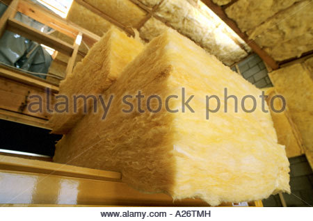 R38 isolamento in fibra di vetro essendo installato nel tetto nel nuovo stile loft home in costruzione Foto Stock