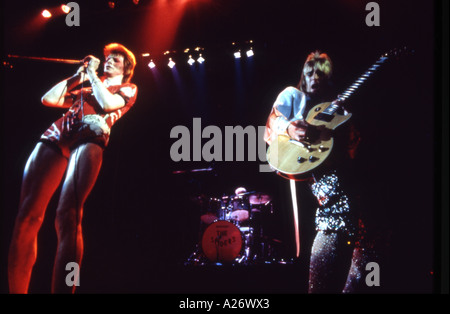 DAVID BOWIE come Ziggy Stardust con Mick Ronson in 1972 Foto Stock