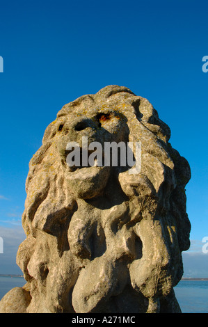 Statua del Leone di pietra, Esplanade, Cowes, Isola di Wight, Inghilterra, REGNO UNITO, GB. Foto Stock