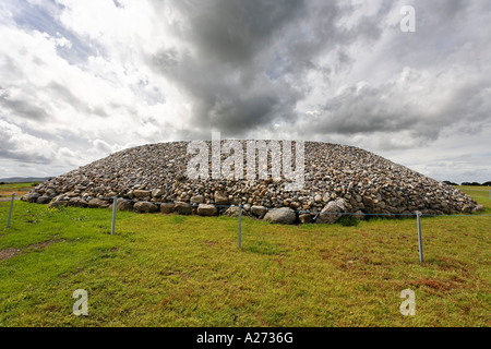 Ricostruire il tumulo della civiltà megalitica ser, Carrowmore, Sligo, Irlanda Foto Stock