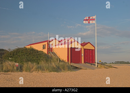 Scialuppa di salvataggio della stazione pozzetti accanto il mare Norfolk Inghilterra Foto Stock